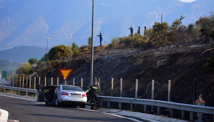 Φωτιά Σε Όχημα Στην Εθνικό Οδό Αθηνών - Λαμίας