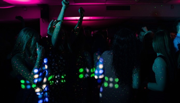 Ελληνική Μουσική Υποχρεωτικά Σε Ξενοδοχεία, Ταινίες, ΜΜΜ