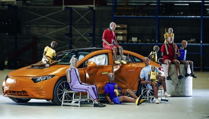 Ανδρείκελα δοκιμών πρόσκρουσης γένους θηλυκού στη Mercedes-Benz 