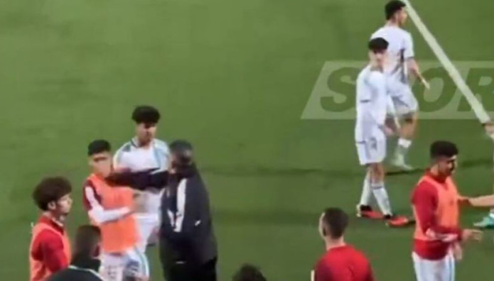 Προπονητής Χαστούκισε Τους Έφηβους Παίκτες Του!