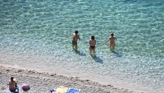 παραλία γαλάζια νερά