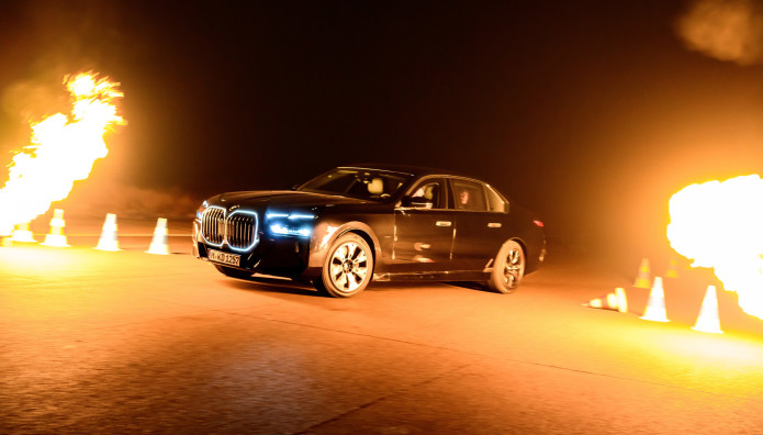 Η BMW σας μαθαίνει να οδηγείτε θωρακισμένα αυτοκίνητα