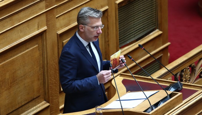 Άκης Σκέρτσος: Έδειξε Φωτογραφία Του Αδελφού Του Στη Βουλή
