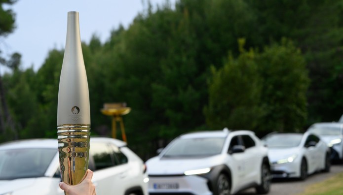 Τα πρώτα ηλεκτρικά Toyota bZ4X συνοδεύουν την Ολυμπιακή Φλόγα