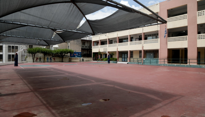 Άνω Λιόσια: Αδέσποτη Σφαίρα Σε Προαύλιο Σχολείου