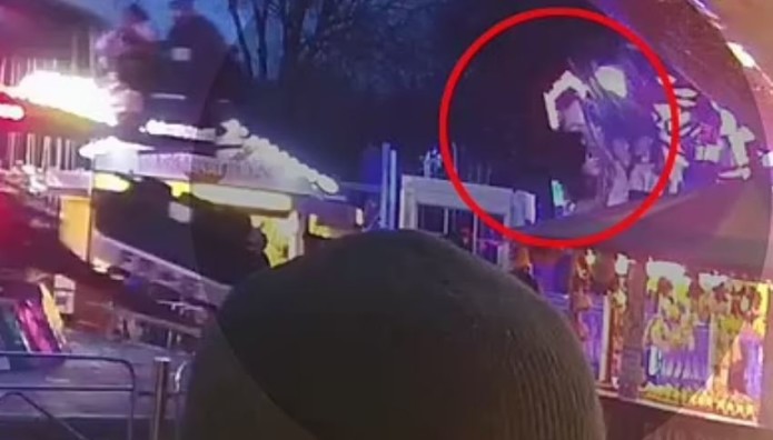 Βίντεο: Μητέρα Εκσφενδονίστηκε Από Παιχνίδι Λούνα Παρκ!