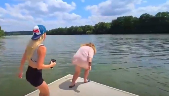 Σάλος Με Influencer Που Πλήρωσε Άστεγη Να Πέσει Σε Λίμνη