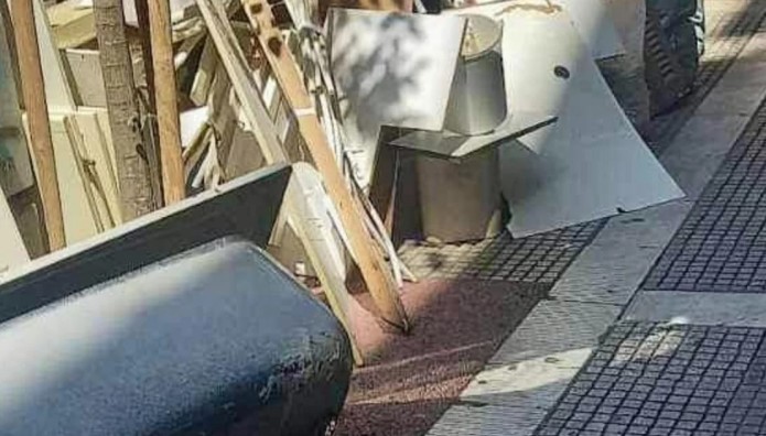 Θεσσαλονίκη: Πρόστιμο επειδή πέταξε παντζούρια και μπανιέρα σε πεζοδρόμιο