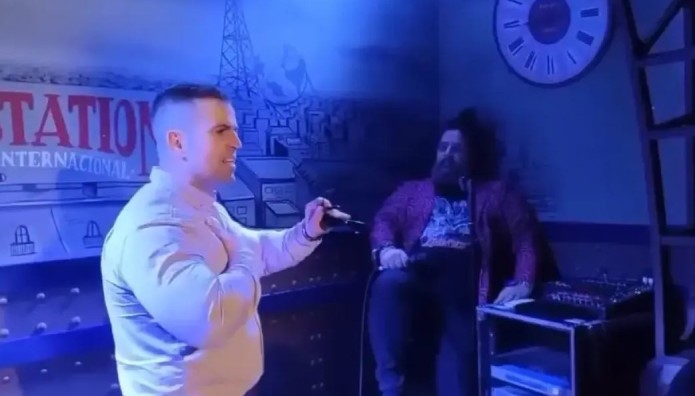 Χτύπησε Κωμικό Επειδή Έκανε Σεξιστικό Σχόλιο Για Τον Γιο Του