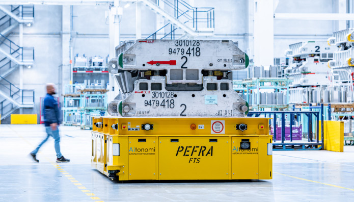 Αυτόνομο όχημα μεταφοράς στο τμήμα πρεσών εργοστασίου της BMW