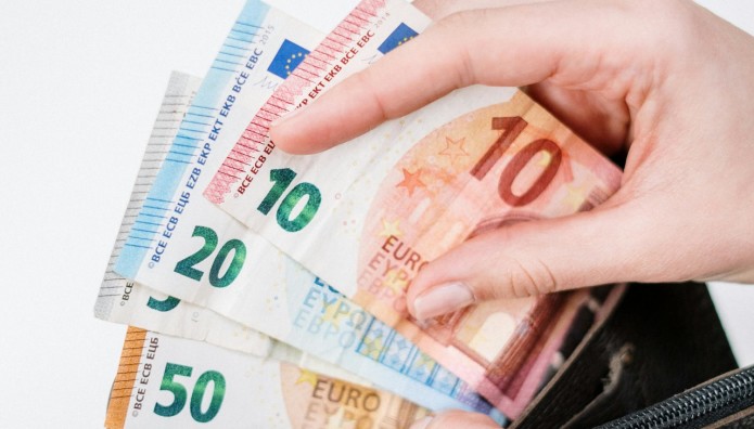 Eπίδομα: Ποιοι Παίρνουν 718 ευρώ Με Μια Αίτηση