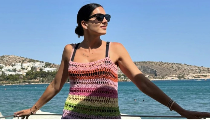 Τσιμτσιλή: Με πολύχρωμο πλεκτό φόρεμα στη Βουλιαγμένη