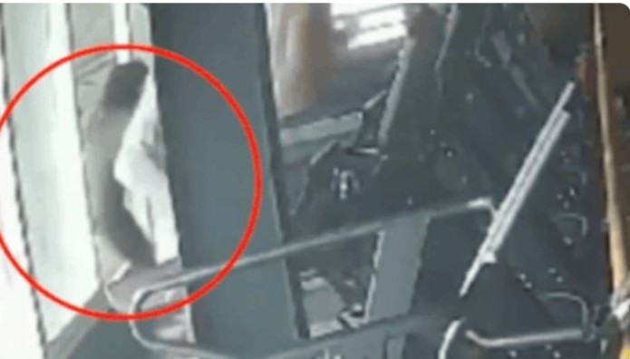 Γλίστρησε Από Τον Διάδρομο Και Έπεσε Από Τον Τρίτο Όροφο
