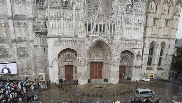 Γαλλία: Φωτιά Στον Καθεδρικό Ναό Της Ρουέν