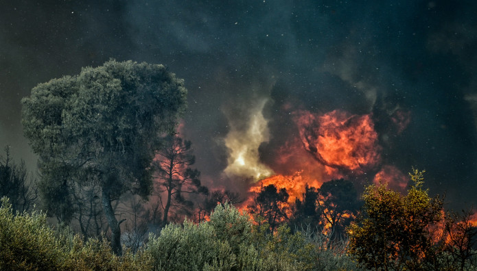 Φωτιά στην Κερατέα: Μήνυμα 112 για να εκκενώσουν οι κάτοικοι Κουβαρά