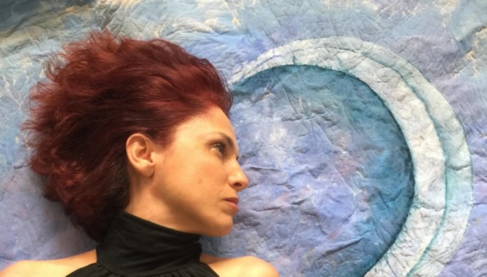 Έξω από τους Τοίχους: Η Έκθεση Της Ειρήνης Γκόγκουα