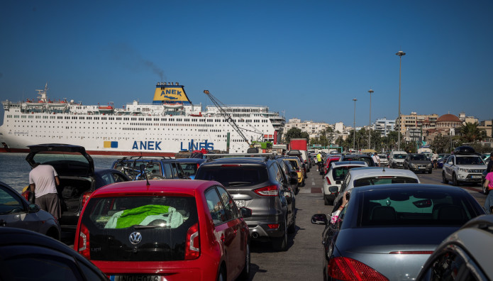Φεύγουν με πλοία και ΙΧ οι αδειούχοι του Αυγούστου