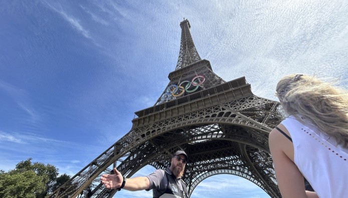 Εκκενώθηκε ο Πύργος του Άιφελ - Άνδρας σκαρφάλωσε στο μνημείο