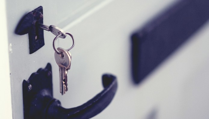 Τρίκαλα: Κλείδωνε Τη Σύζυγό Του Στο Σπίτι Με Τα Παιδιά