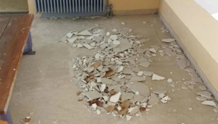 Πρέβεζα: Έπεσαν Σοβάδες Στα Κεφάλια Μαθητών