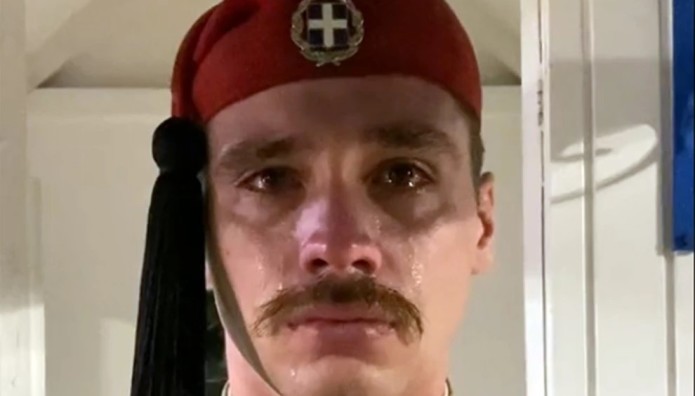 Εύζωνας Δάκρυσε Στην Τελευταία Του Υπηρεσία