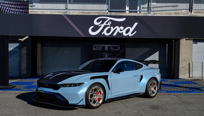 Η νέα Ford Mustang GTD βάζει... φωτιά στην άσφαλτο