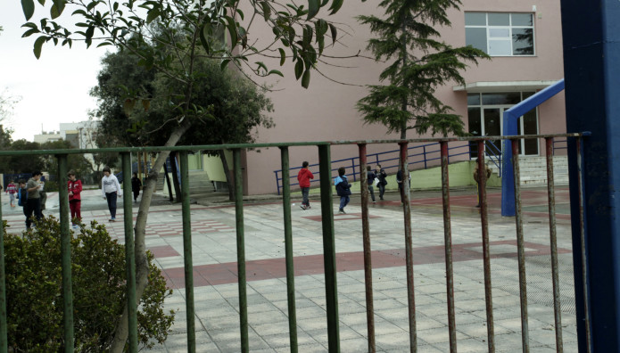 Νέα Φιλαδέλφεια: Ιερέας Αυνανιζόταν Έξω Από Σχολείο