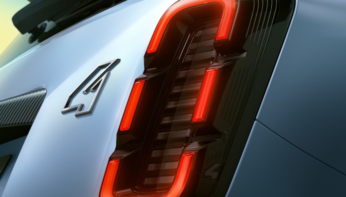 Renault 4 E-Tech electric: Οι πρώτες φωτογραφίες πριν την αποκάλυψη