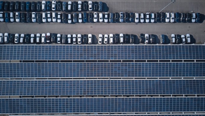 BMW: Τα εργοστάσια θα παίρνουν ρεύμα από τις στέγες τους