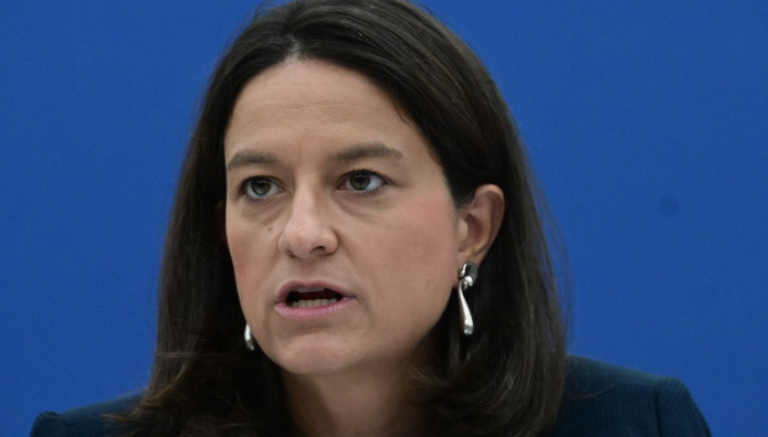 Κεραμέως: Στα 950 Ευρώ Ο Κατώτατος Μισθός Μέχρι Το 2027