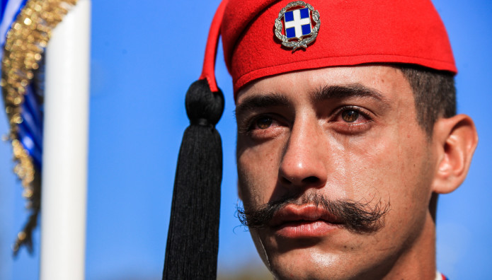 Θεσσαλονίκη: Δακρυσμένος Εύζωνας Στη Στρατιωτική Παρέλαση