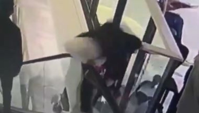 Γλίστρησε Στις Κυλιόμενες Σκάλες Και Έπεσε Στο Κενό