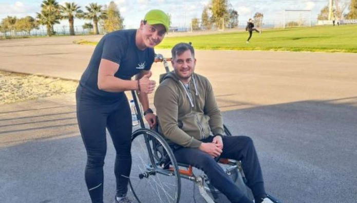 Θα διανύσουν 236χλμ από την Αθήνα έως τη Σπάρτη σε αναπηρικό αμαξίδιο