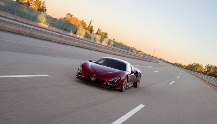 Alfa Romeo 33 Stradale: Την δοκιμάζουν και έρχεται