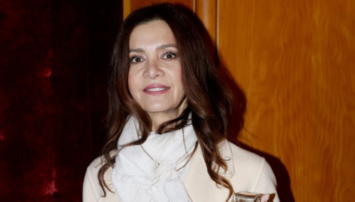 Κατερίνα Λέχου: Με total white look σε θεατρική πρεμιέρα