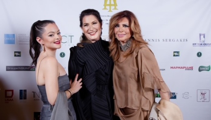 Μιμή Ντενίση: Η Βράβευση Στο Παρίσι