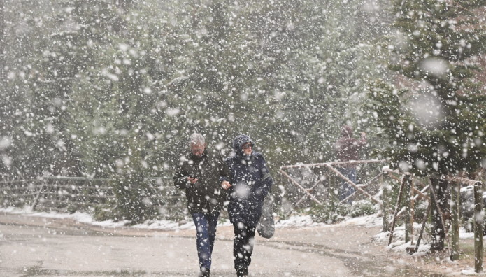 Καιρός: Τσουχτερό κρύο και θυελλώδεις άνεμοι στο Αιγαίο - Πού θα χιονίσει