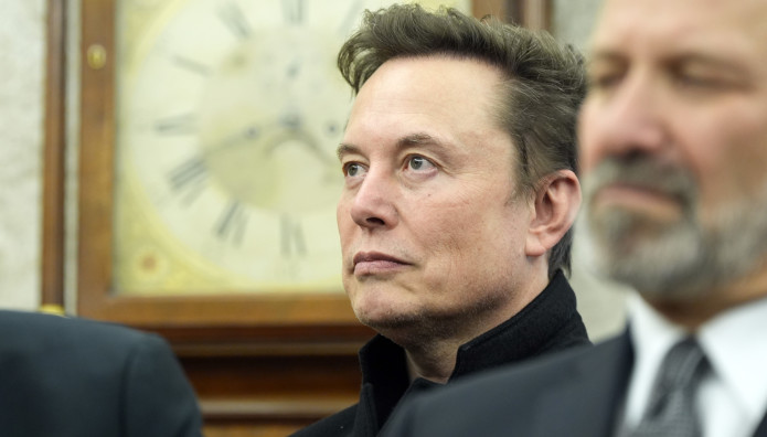 Μασκα: Απειλεί με Απόλυση Χιλιάδες Ομοσπονδιακούς Υπαλλήλους