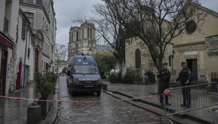 Παρίσι: Σκότωσε Το Μωρό Της, Ρίχνοντάς Το Από Μπαλκόνι