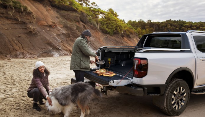 Ford Ranger Plug-in Hybrid: Η πόρτα που σας δίνει... ρεύμα