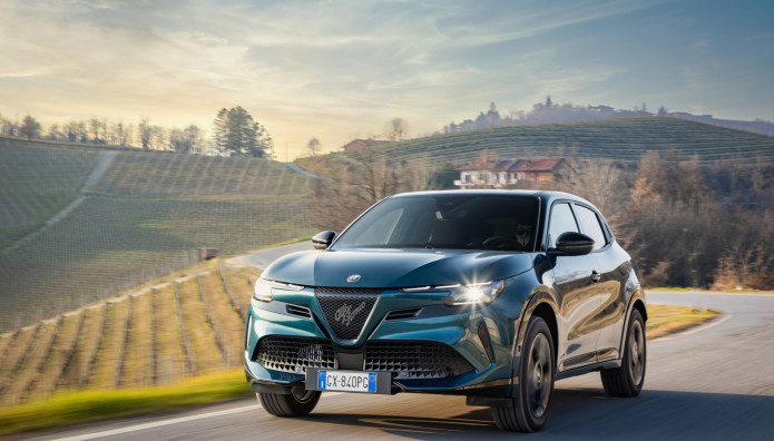 Alfa Romeo Junior Ibrida Q4: Δείτε πόσο κοστίζει στην Ελλάδα