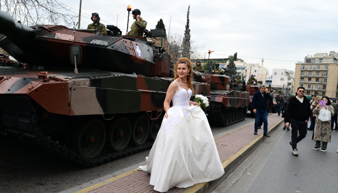 Παρέλαση 25ης Μαρτίου: Νύφη Ποζάρει Μπροστά Από Τα Άρματα