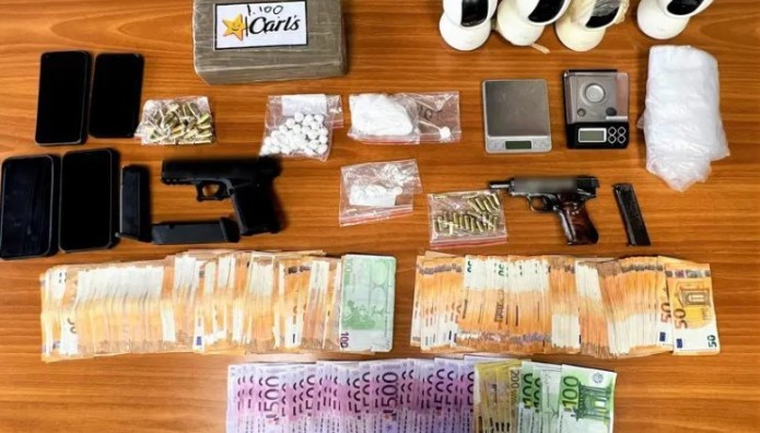 κατασχεμένα όπλα και χρήματα