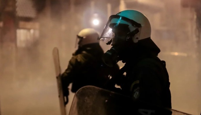 Επεισόδια τη νύχτα στα Εξάρχεια: Τραυματίστηκε αστυνομικός