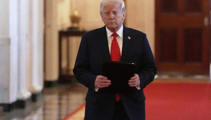 Τραμπ: Απειλεί Την Κίνα Με Δασμούς 245%