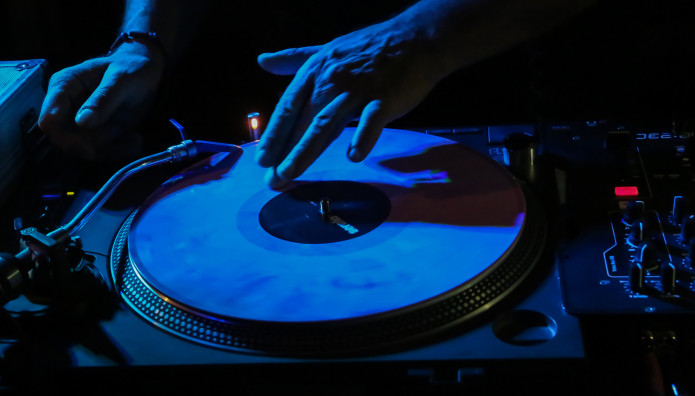 Ναύπακτος: Dj έκοψε το αυτί συναδέλφου του - Δεν τα βρήκαν στα ποσοστά