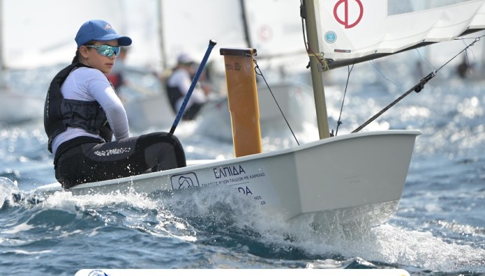 Η ιστιοπλοϊκή οικογένεια δίπλα στα παιδιά της Ελπίδας