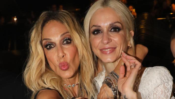 Βίσση Και Καρβέλα Με Τα Μαγιό Τους Σε Πισίνα