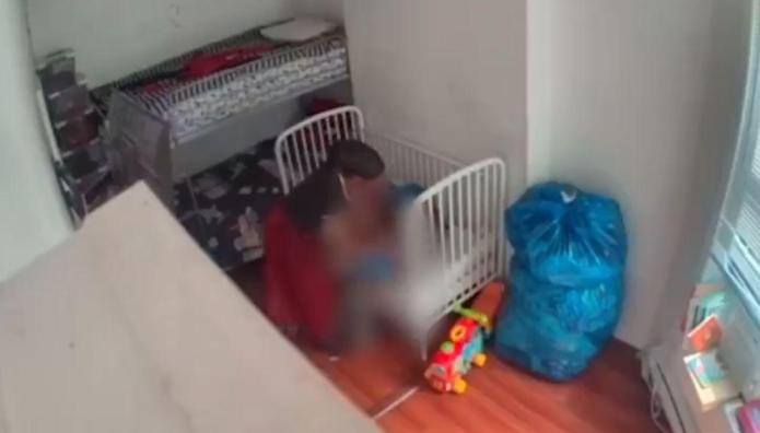 Νέα Υόρκη: Βίντεο Με Νταντά Να Χτυπά Με Ζώνη 3 Αδερφάκια