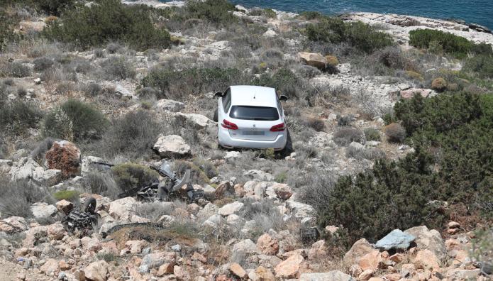 Αυτοκίνητο Έπεσε Σε Γκρεμό Στα Λιμανάκια Βουλιαγμένης